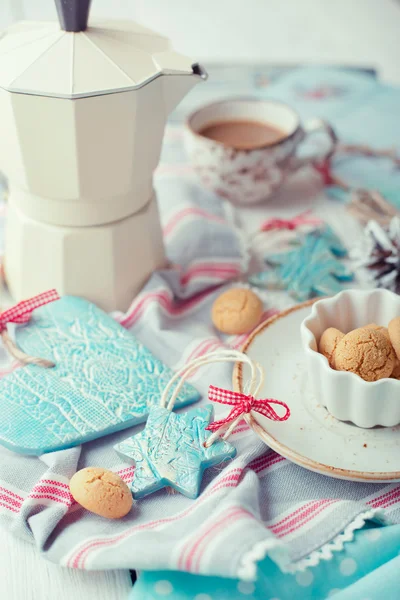 Kopje espresso en kerstversiering op een tafel — Stockfoto