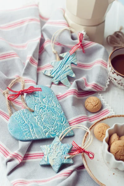 Handmade ceramic Christmas decorations with amarettini and coffe — Stock Photo, Image