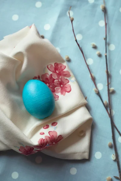 Decoração de Páscoa - uns ovos de madeira em um guardanapo de tecido — Fotografia de Stock