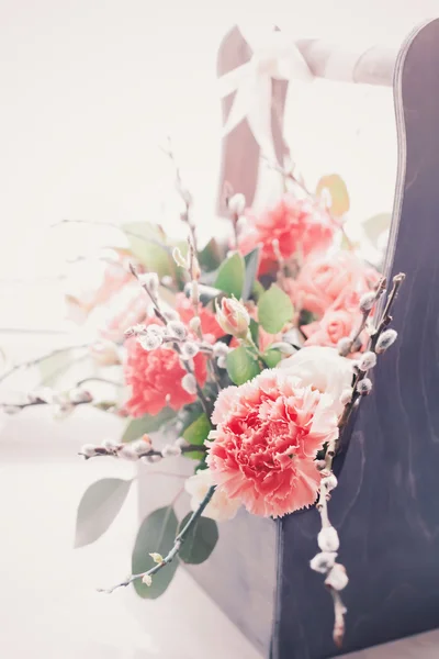 Hermosas flores frescas en una caja de madera — Foto de Stock