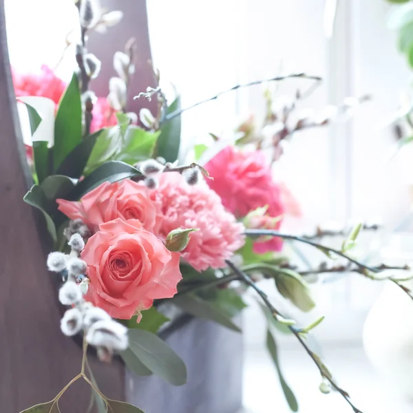 Hermosas flores frescas en una caja de madera — Foto de Stock