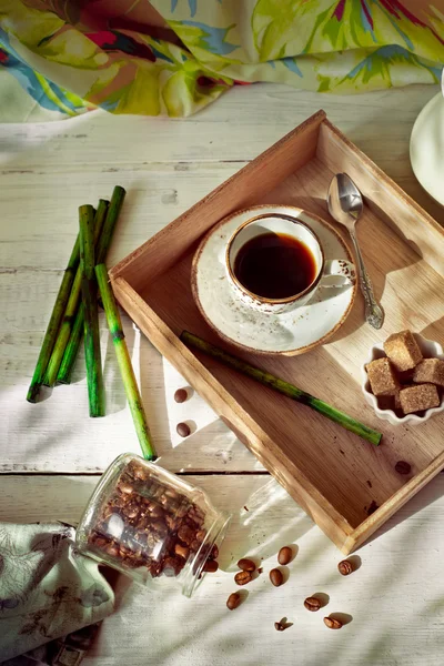 Pot de grains de café avec une tasse d'expresso et accessoires — Photo