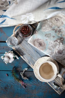 Fincan espresso kahve için boş bir kupa ile ahşap bir masa ayarlamak