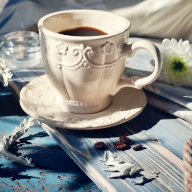 Fincan espresso üzerinde ahşap bir masa ayarla
