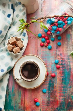 Fincan espresso ahşap masa üzerinde renkli tatlılar