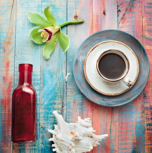 Coupe d'expresso sertie d'une fleur d'orchidée et coquillages — Photo