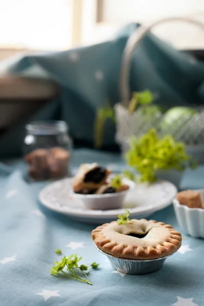 Blueberry tart set met appels en suiker door een raam. — Stockfoto
