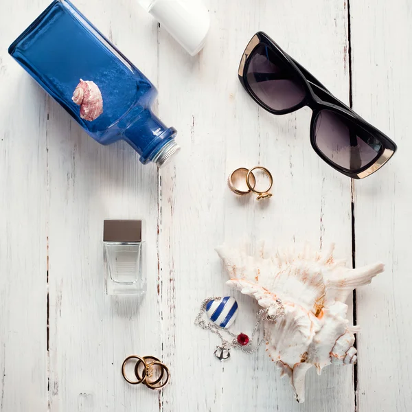 Set d'accessoires d'été avec coquillages sur bac en bois blanc — Photo