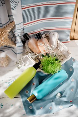 Seaside spa: duş jelleri, vücut kremleri, ayak pomza ve bir çiçek,