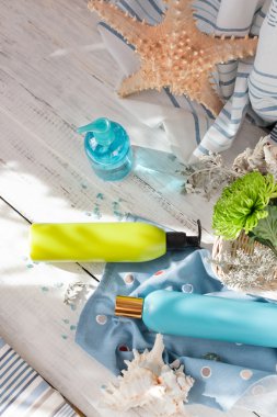 Seaside spa: duş jelleri, vücut kremleri ve bir çiçek