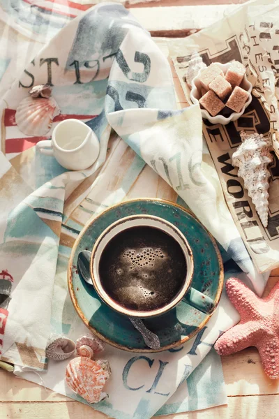 Cup of americano coffee set with seashells, milk and sugar — Stock Photo, Image