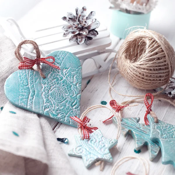 Ručně vyráběné keramické vánoční ozdoby na bílý dřevěný stůl — Stock fotografie