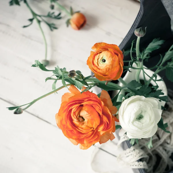 木箱、ビンテージ スタイル写真に明るいラナンキュラスの花束 — ストック写真