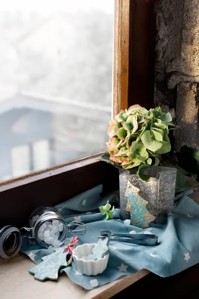 Juldekorationer, godis och hydrangea blommor av gamla hus — Stockfoto