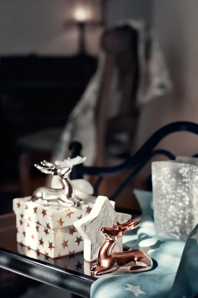 Decoração de Natal - renas de cerâmica e caixas de presente na mesa de café — Fotografia de Stock