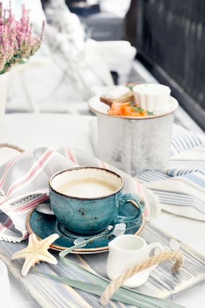 Kopje cappuccino, geserveerd op vintage houten lade — Stockfoto