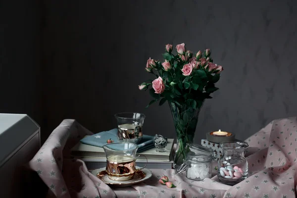 Ajustes románticos de la hora del té con velas y rosas — Foto de Stock