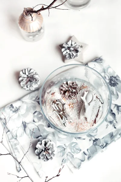 Decoraciones navideñas - Reno de cerámica en plata y col blanco — Foto de Stock