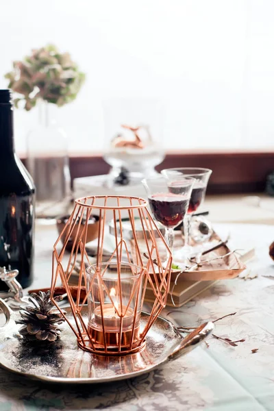 Buiten venster decoratie van kerstmis met rode kaarsen, herten en ... Woonkamer decoratie candles