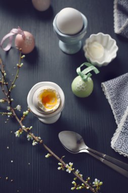 Haşlanmış yumurta Paskalya kahvaltı için. Paskalya süsleri ile