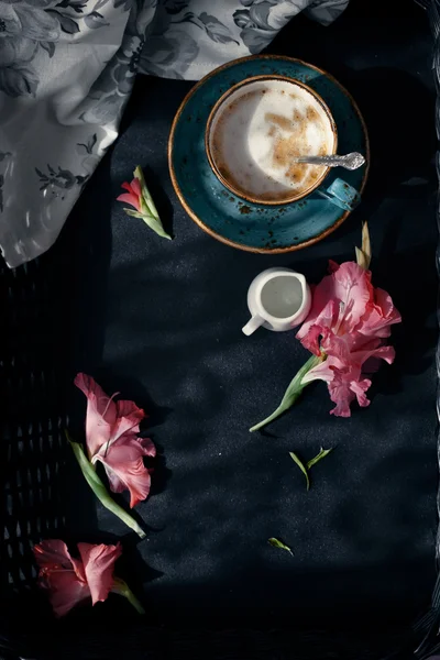 Cup of cappuccino set with pink flowers, in contrast lighting, d — Stock Photo, Image
