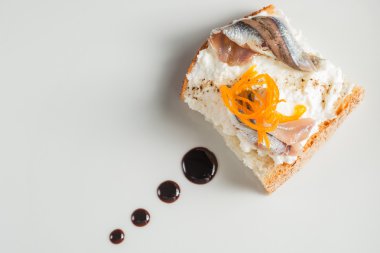 Hamsi ve Peynirli ekmek