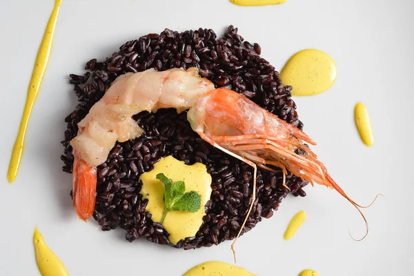 Lard around shrimp and black rice — Stock Photo, Image