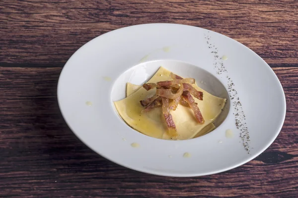 Ravioli-achtige pasta met varkensvlees — Stockfoto