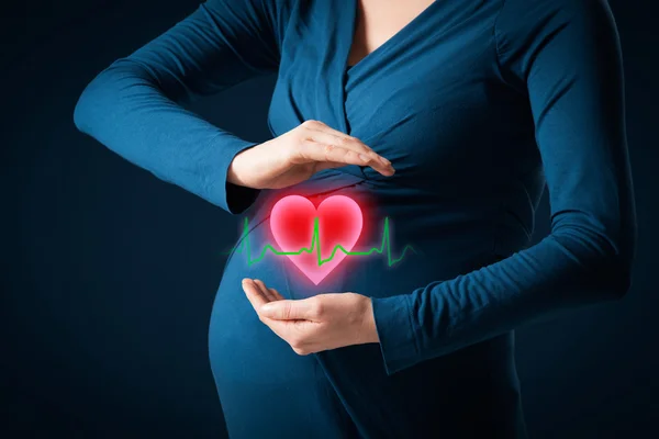 Donna incinta con gesto protettivo e cuore — Foto Stock