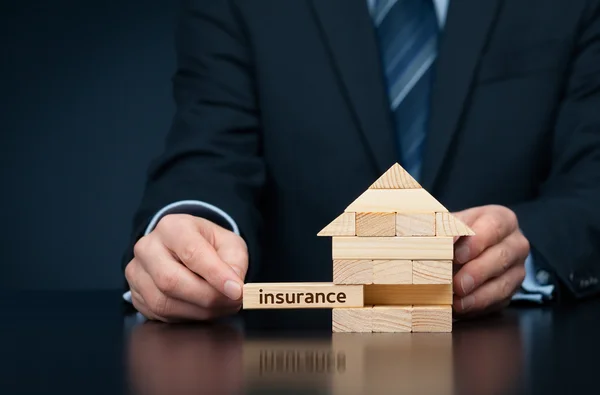 Concepto de protección del seguro inmobiliario —  Fotos de Stock