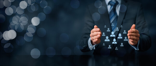 Защитный жест бизнесмена и иконы
