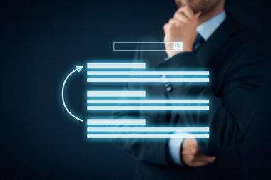 İşadamı web trafiğini nasıl geliştireceğini düşünüyor
