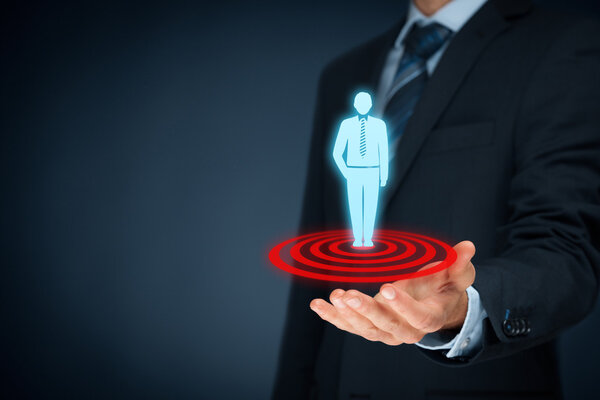  Бизнесмен держит целевого клиента
  