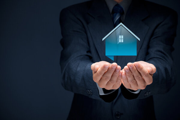 Агент по недвижимости предлагает дом
