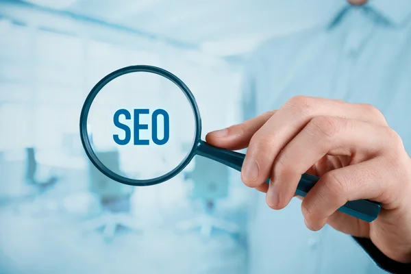 Zakenman is geconcentreerd om het verbeteren van Seo — Stockfoto