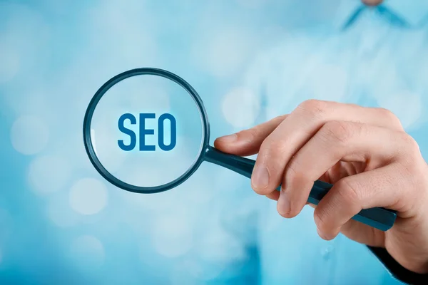 Zakenman is geconcentreerd om het verbeteren van Seo — Stockfoto