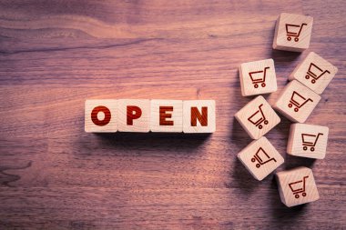 Dükkan, mağaza, alışveriş merkezi, kovid 19 kısıtlamaları ve karantina konsepti. Yeni mağaza ya da alışveriş merkezi konseptinin büyük açılışı.