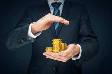 Yatırımları ve birikimleri korumak, finansal sigorta kavramını korumak. Koruyucu jestleri ve madeni paraları olan bir iş adamı..