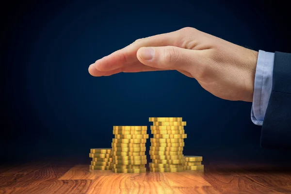 Bescherming Van Beleggingen Spaargelden Financieel Verzekeringsconcept Zakenman Hand Met Beschermende — Stockfoto