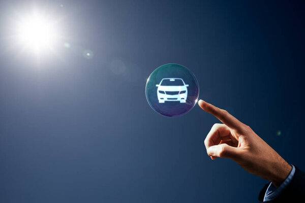 Мечтайте о новых автомобилях, каршеринге, прокате автомобилей и вымывании понятий. Рука с мыльным пузырем (символ сна) с символом автомобиля внутри.