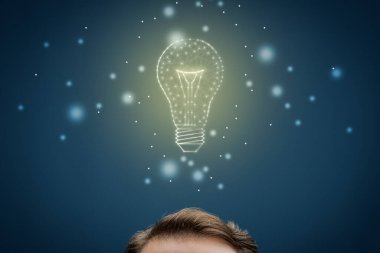 Yaratıcı profesyonel ve fikrin sembolü (ampul), yaratıcı düşünce, yenilikler ve zeka. Yapay Zeka (AI) kavramı.