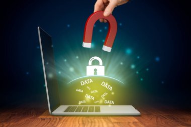 Bilgisayar veri koruması ve siber güvenlik kavramı. Antivirüs uygulaması bilgisayar verilerini siber ve internet tehditlerine karşı korudu.