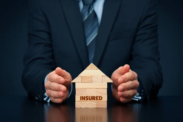 プロパティ 家族の家 保険の保護の概念 木片から作られたテキスト保険で家の手モデルによって保護保険代理店は — ストック写真