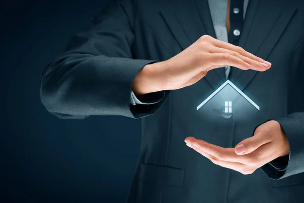 Immobilienmakler Bieten Haus Sachversicherung Und Sicherheitskonzept Mit Schutzgeste — Stockfoto