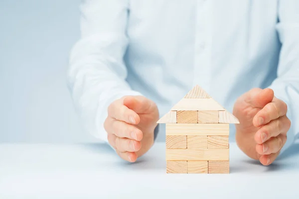 Onroerend Goed Gezinswoning Verzekeringsconcept Verzekeringsagent Beschermen Met Hand Model Van Rechtenvrije Stockfoto's