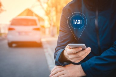 Taksi akıllı telefon kavramını araştırıyor. Akıllı telefon kullanıcısı dışarıda taksi servisi arıyor..