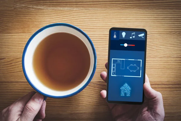 スマートホーム インテリジェントハウス ホームオートメーションアプリのセキュリティコンセプト スマートフォンの部屋の温度設定上のスマートホームアプリ — ストック写真