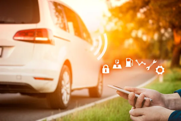 インテリジェントカーは車についての無線データをオンラインで送信します インテリジェントな車両とスマートカーのコンセプト — ストック写真