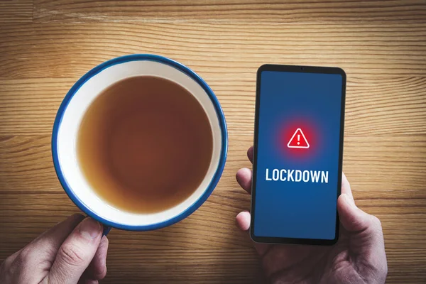 Lockdown Benachrichtigungskonzept Auf Dem Smartphone Person Liest Alarm Beim Frühstück Stockbild