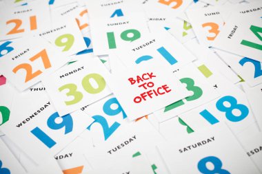 Covid-19 takvim tebligatı ve hatırlatma konseptinden sonra ofise dönüyoruz. Takvim boşlukları, ofise metinli bir kağıt.